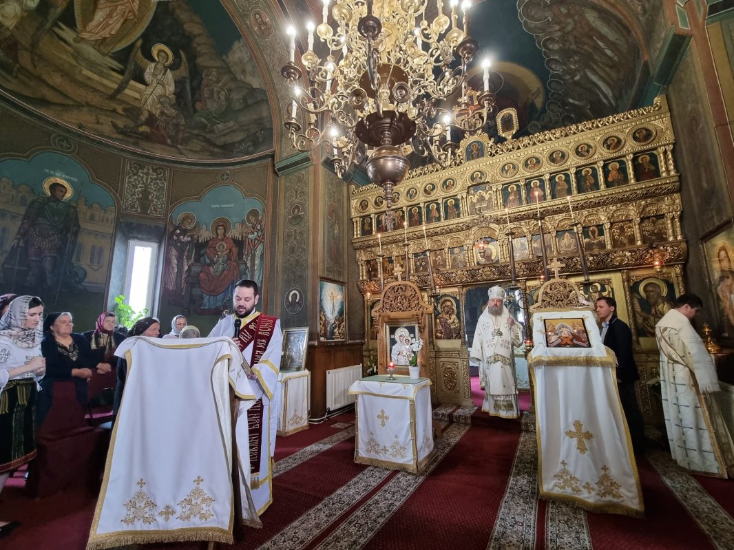 Slujire arhierească într‑o parohie din județul Prahova 213863
