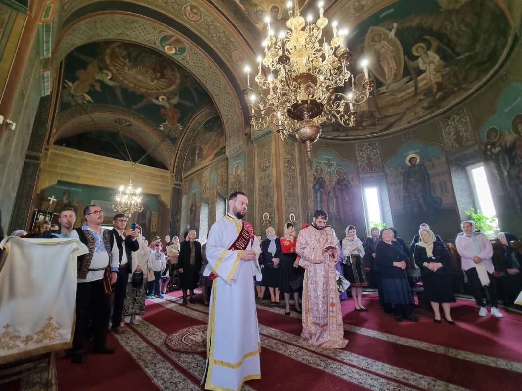 Slujire arhierească într‑o parohie din județul Prahova 213864