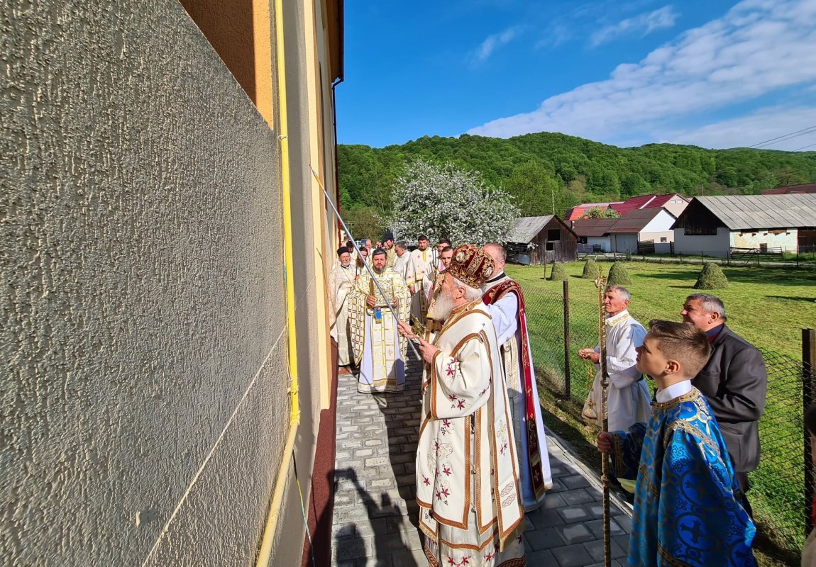 Biserica din Poienile Zagrei a fost resfințită 213911