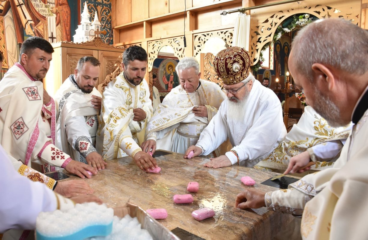 Biserica din Poienile Zagrei a fost resfințită 213912