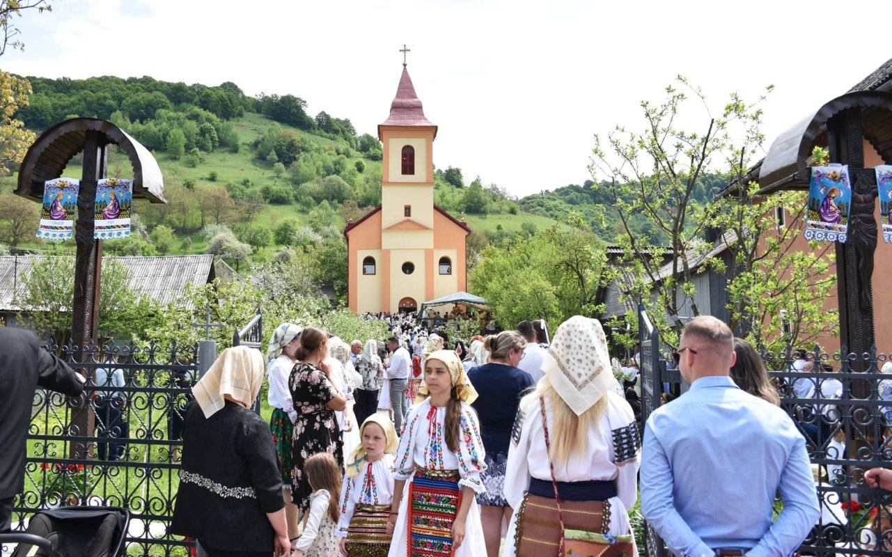 Biserica din Poienile Zagrei a fost resfințită 213916