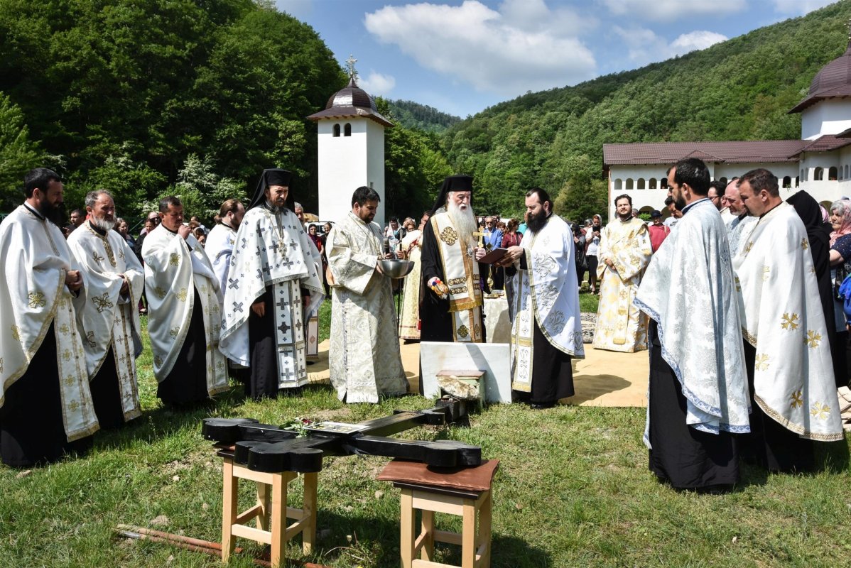 Hramul și punerea pietrei de temelie la o mănăstire mehedințeană 214043