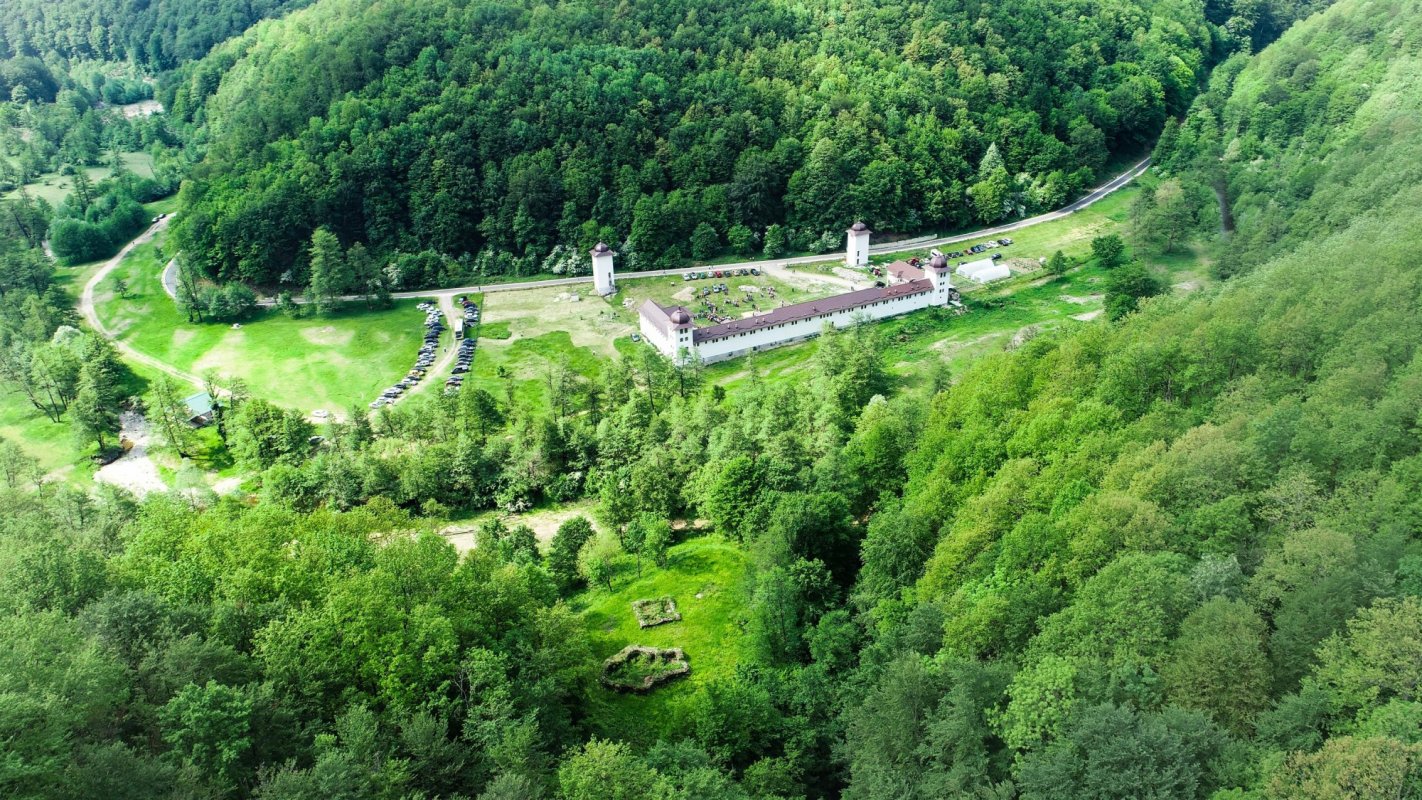 Hramul și punerea pietrei de temelie la o mănăstire mehedințeană 214044