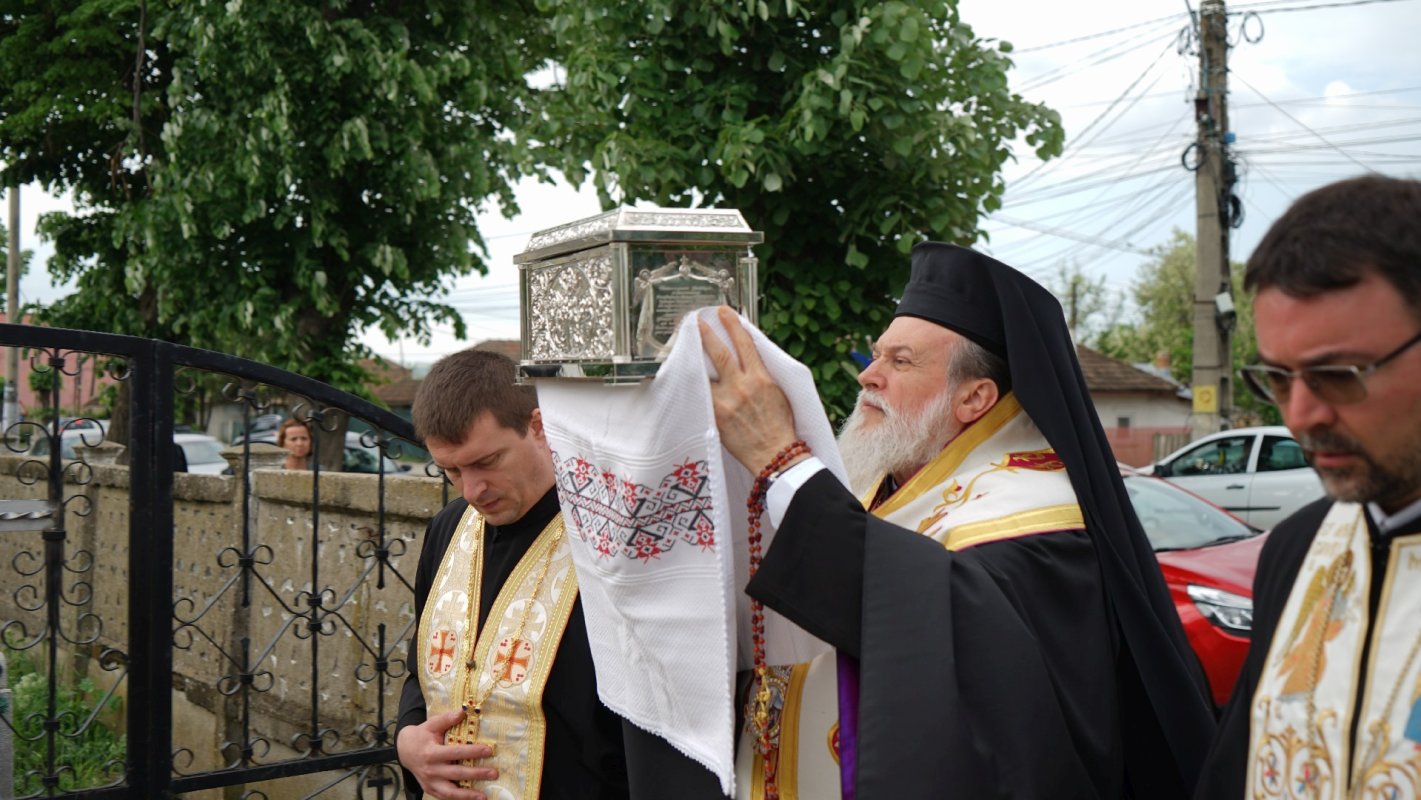 Racla cu moaștele Sfântului Cuvios Irodion, dusă la o parohie din județul Călărași 214045