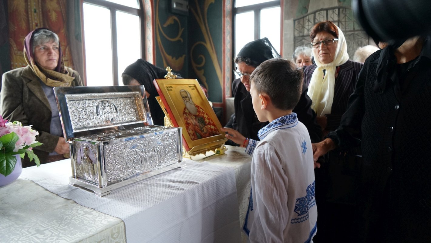 Racla cu moaștele Sfântului Cuvios Irodion, dusă la o parohie din județul Călărași 214046