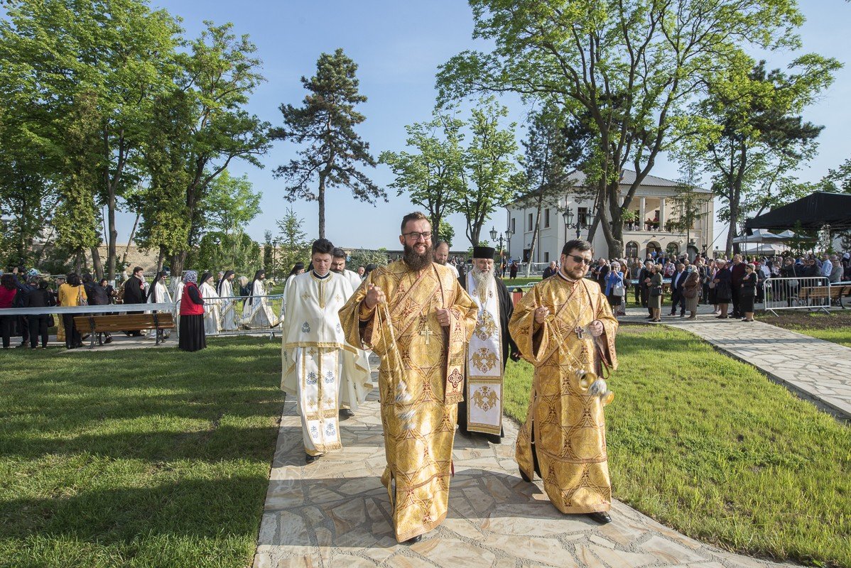 Șase ierarhi la sfințirea Mănăstirii Frumoasa 213922