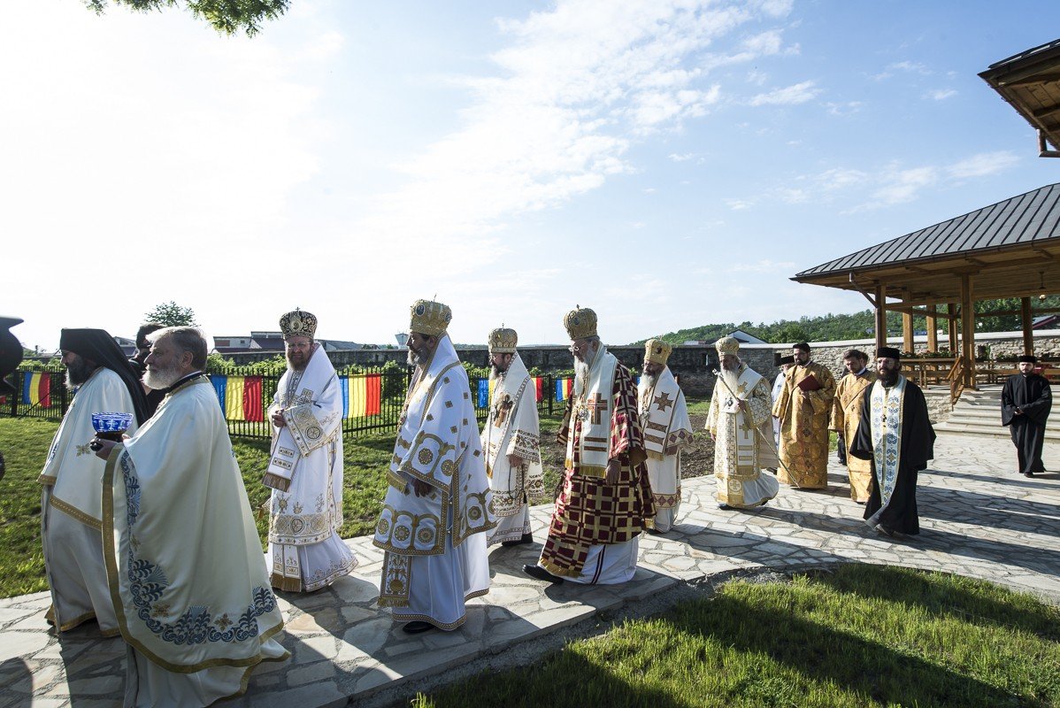 Șase ierarhi la sfințirea Mănăstirii Frumoasa 213927