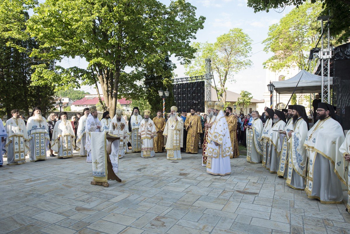 Șase ierarhi la sfințirea Mănăstirii Frumoasa 213929