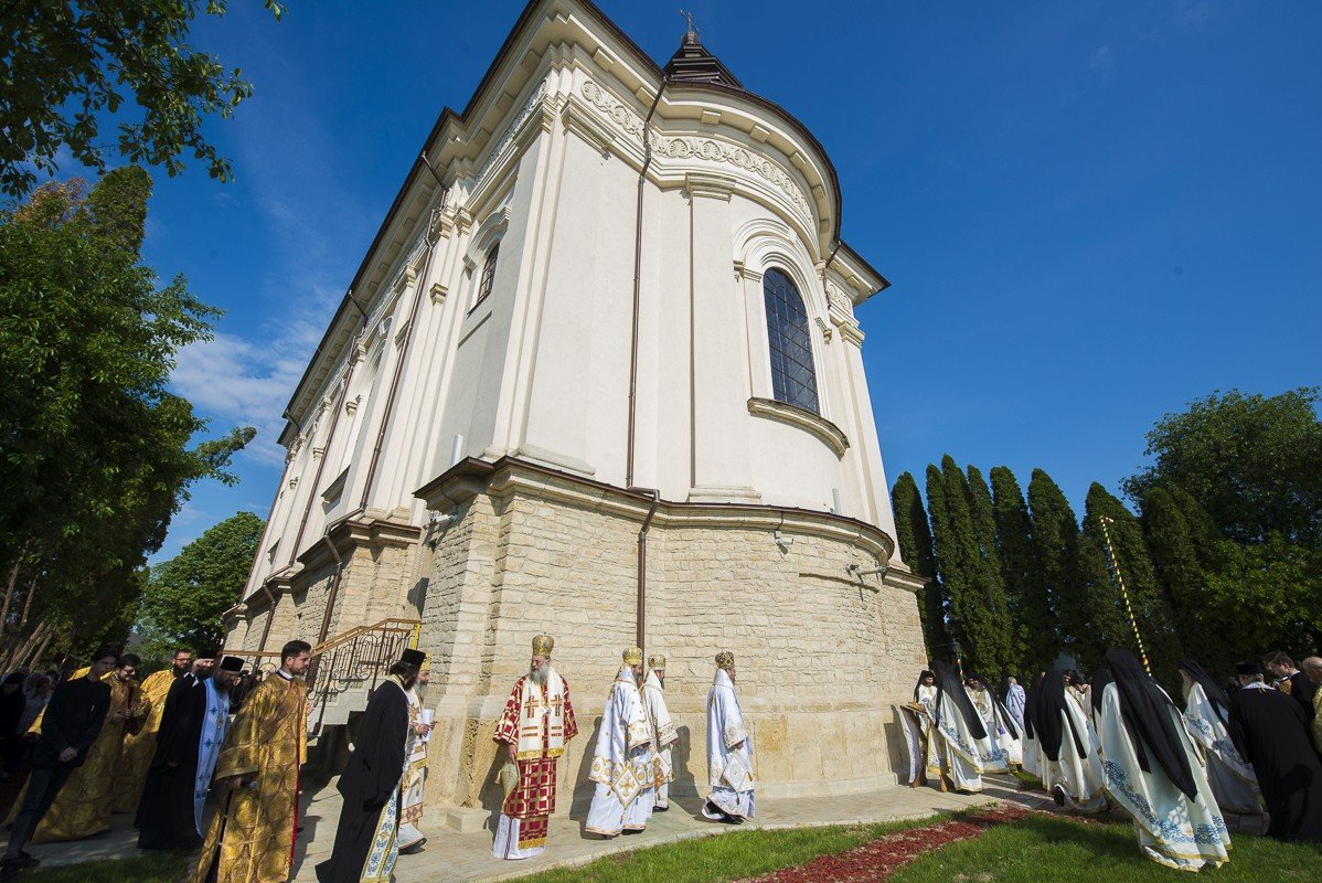 Șase ierarhi la sfințirea Mănăstirii Frumoasa 213947