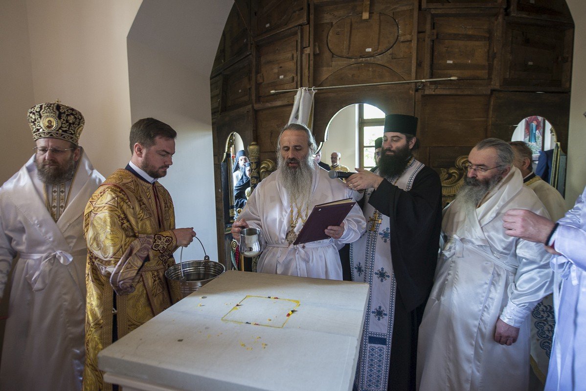 Șase ierarhi la sfințirea Mănăstirii Frumoasa 213959