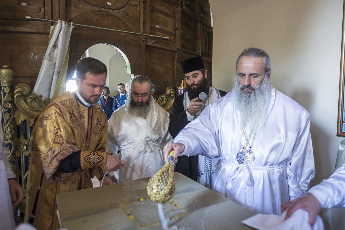 Șase ierarhi la sfințirea Mănăstirii Frumoasa 213961