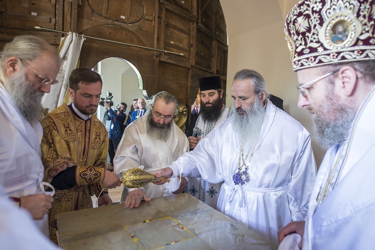 Șase ierarhi la sfințirea Mănăstirii Frumoasa 213962