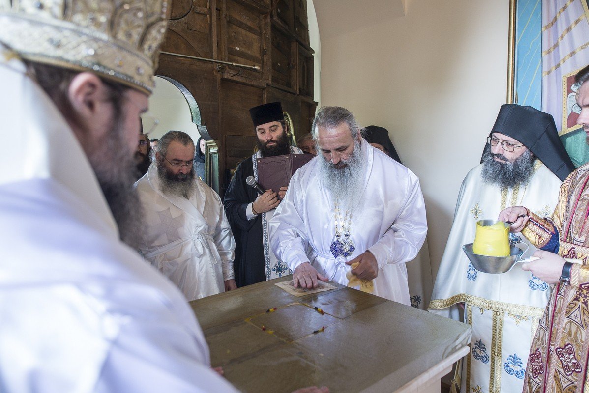 Șase ierarhi la sfințirea Mănăstirii Frumoasa 213963