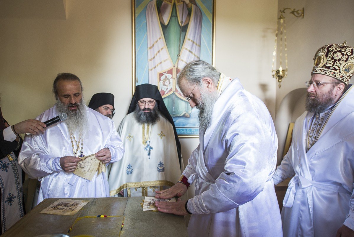 Șase ierarhi la sfințirea Mănăstirii Frumoasa 213964