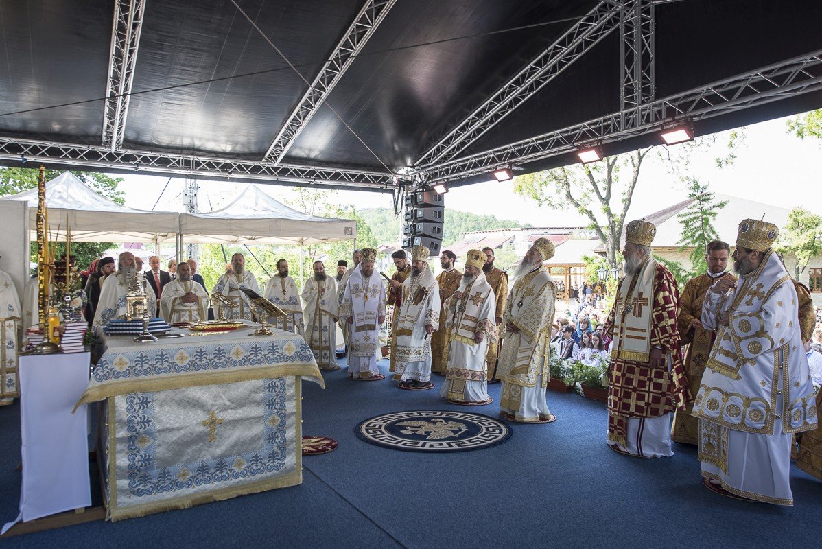 Șase ierarhi la sfințirea Mănăstirii Frumoasa 213981