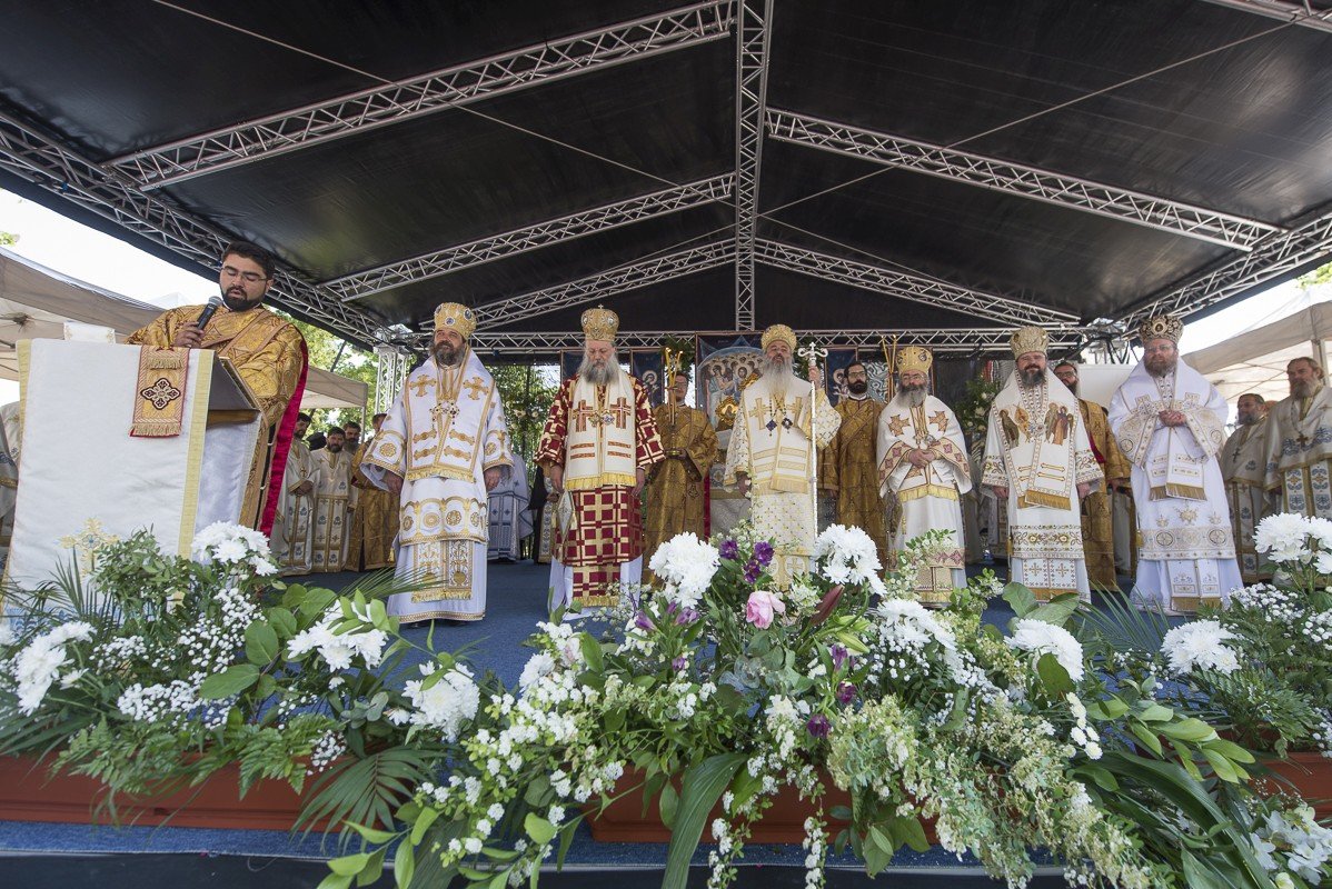 Șase ierarhi la sfințirea Mănăstirii Frumoasa 213982