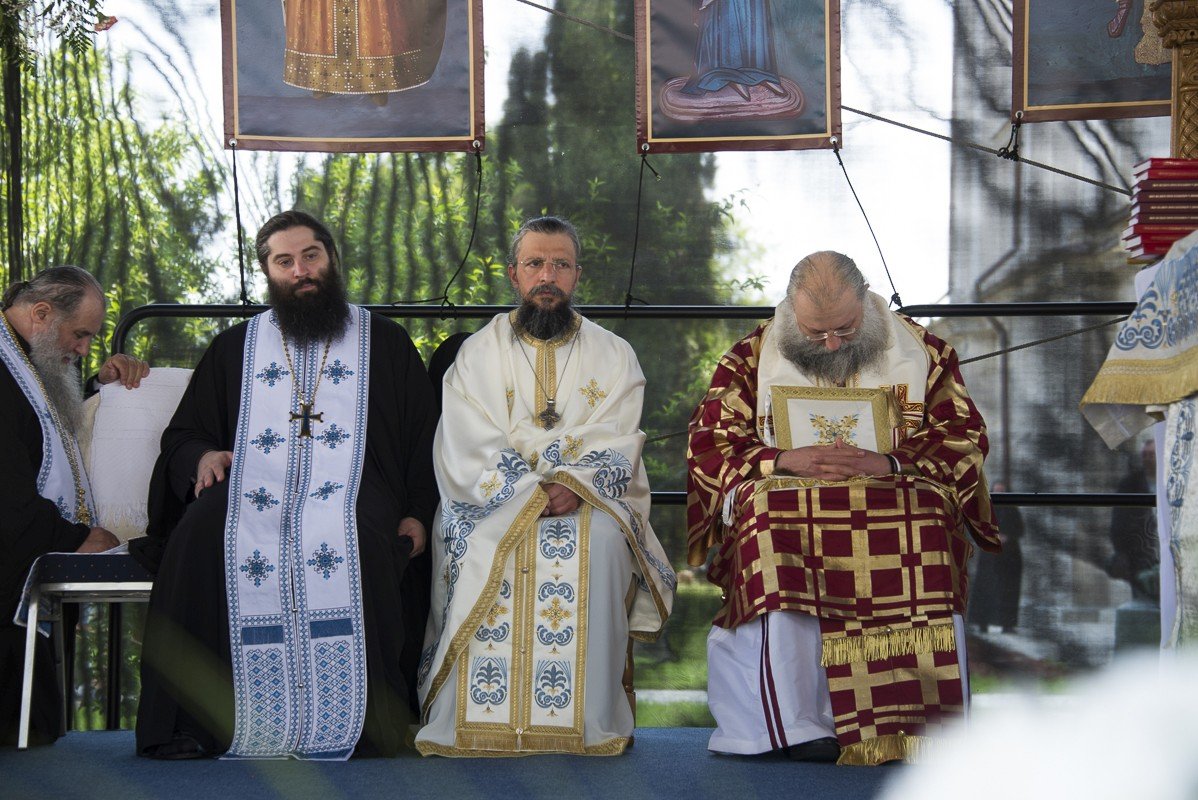 Șase ierarhi la sfințirea Mănăstirii Frumoasa 213984