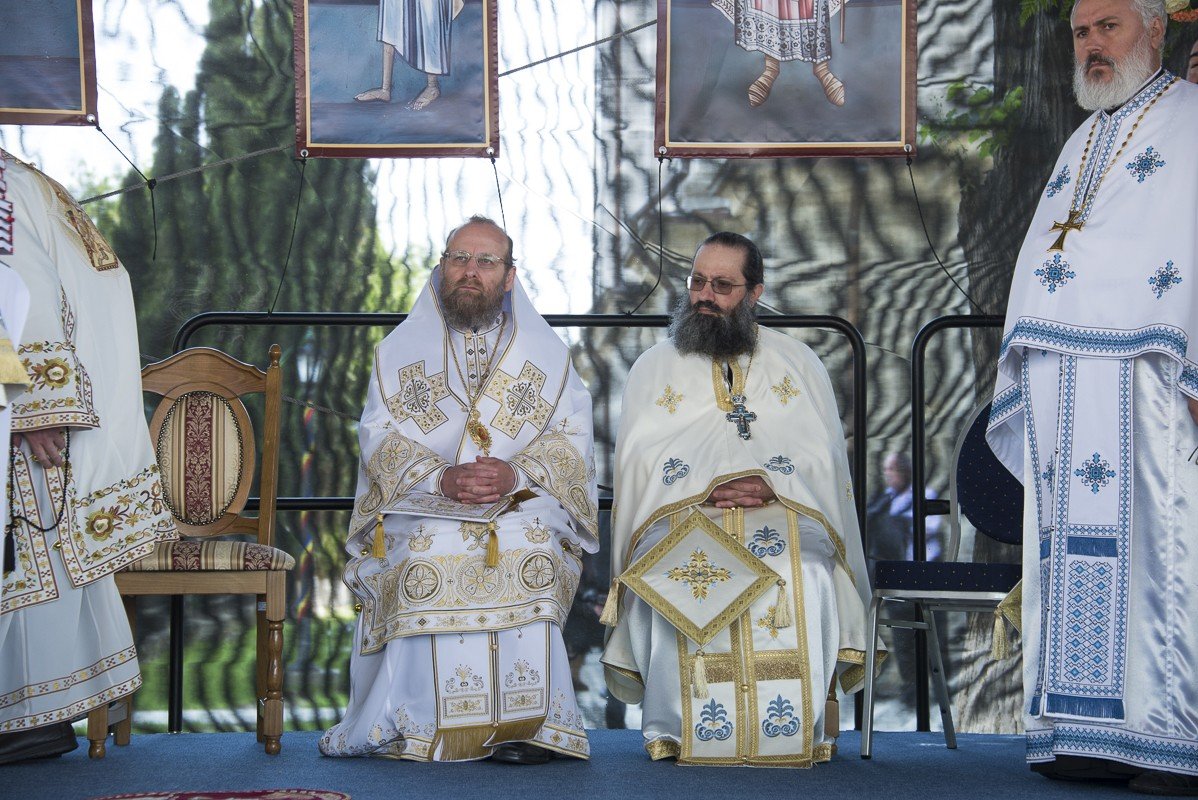 Șase ierarhi la sfințirea Mănăstirii Frumoasa 213986