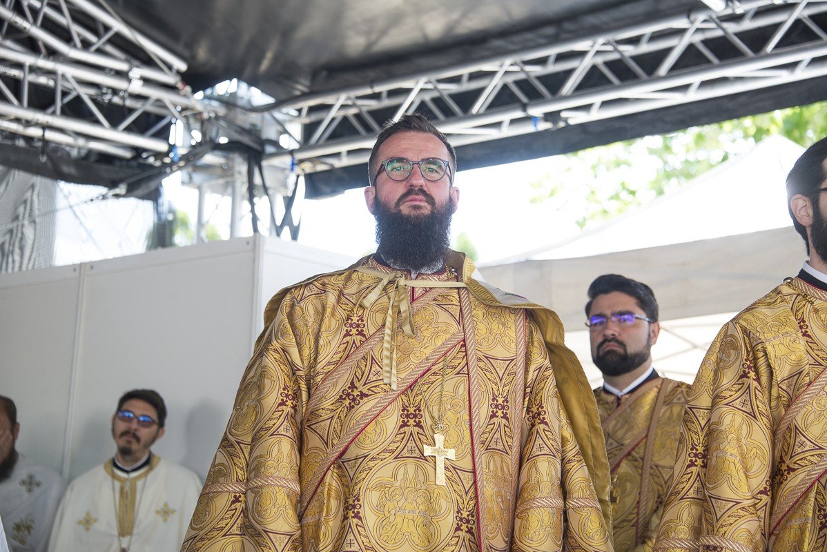 Șase ierarhi la sfințirea Mănăstirii Frumoasa 213998