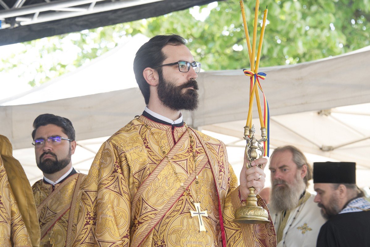 Șase ierarhi la sfințirea Mănăstirii Frumoasa 213999