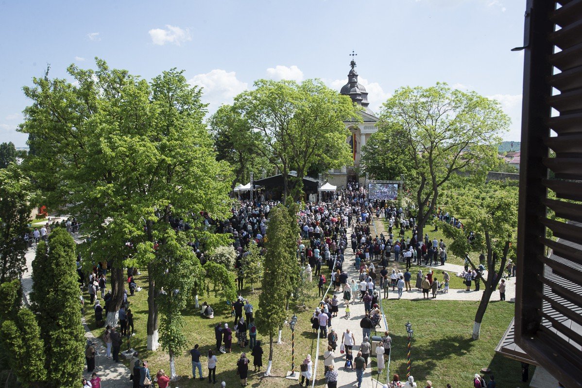 Șase ierarhi la sfințirea Mănăstirii Frumoasa 214004