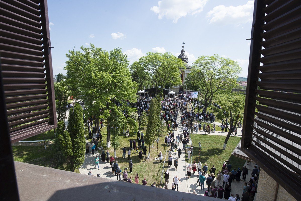 Șase ierarhi la sfințirea Mănăstirii Frumoasa 214005