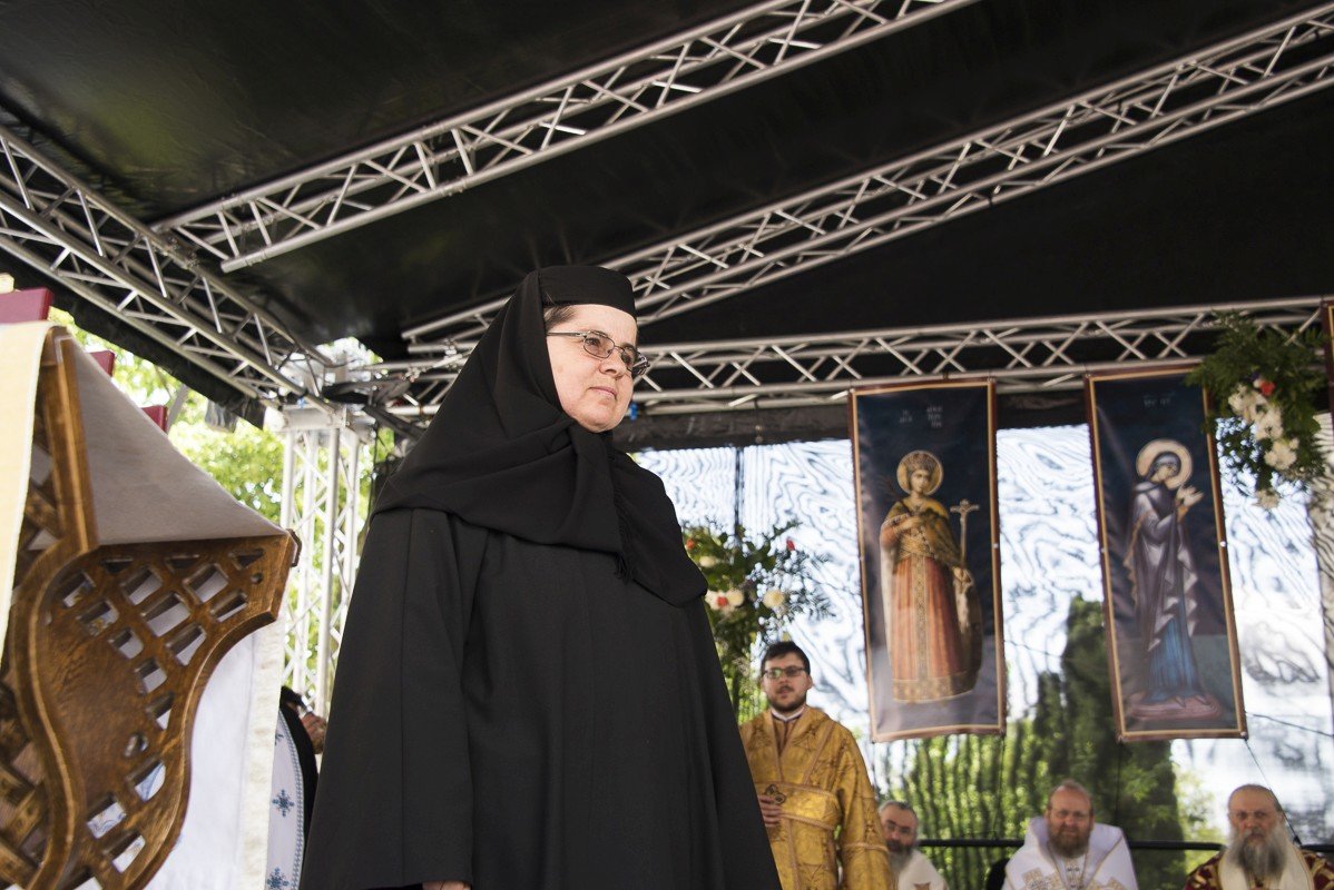 Șase ierarhi la sfințirea Mănăstirii Frumoasa 214009