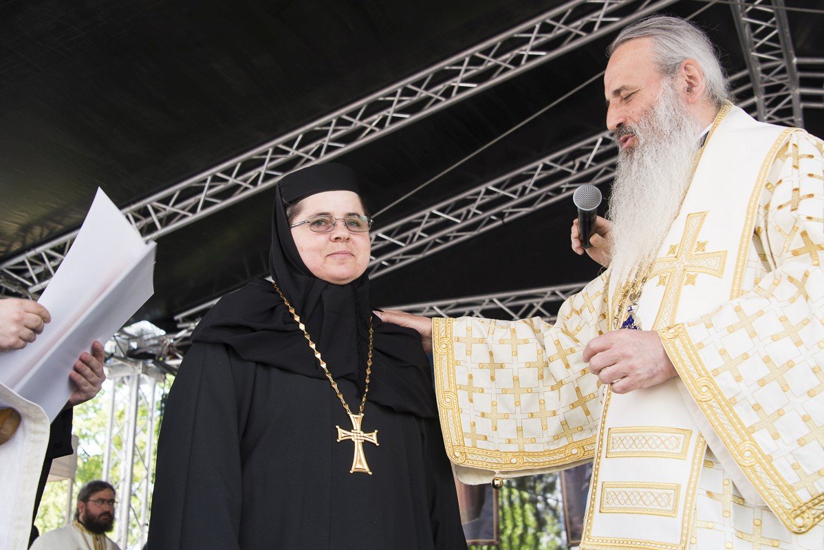 Șase ierarhi la sfințirea Mănăstirii Frumoasa 214010