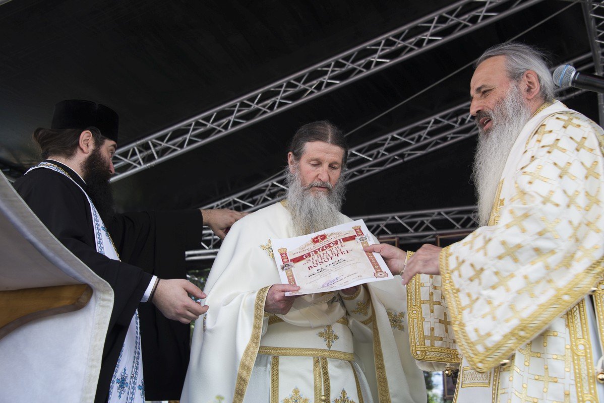 Șase ierarhi la sfințirea Mănăstirii Frumoasa 214014