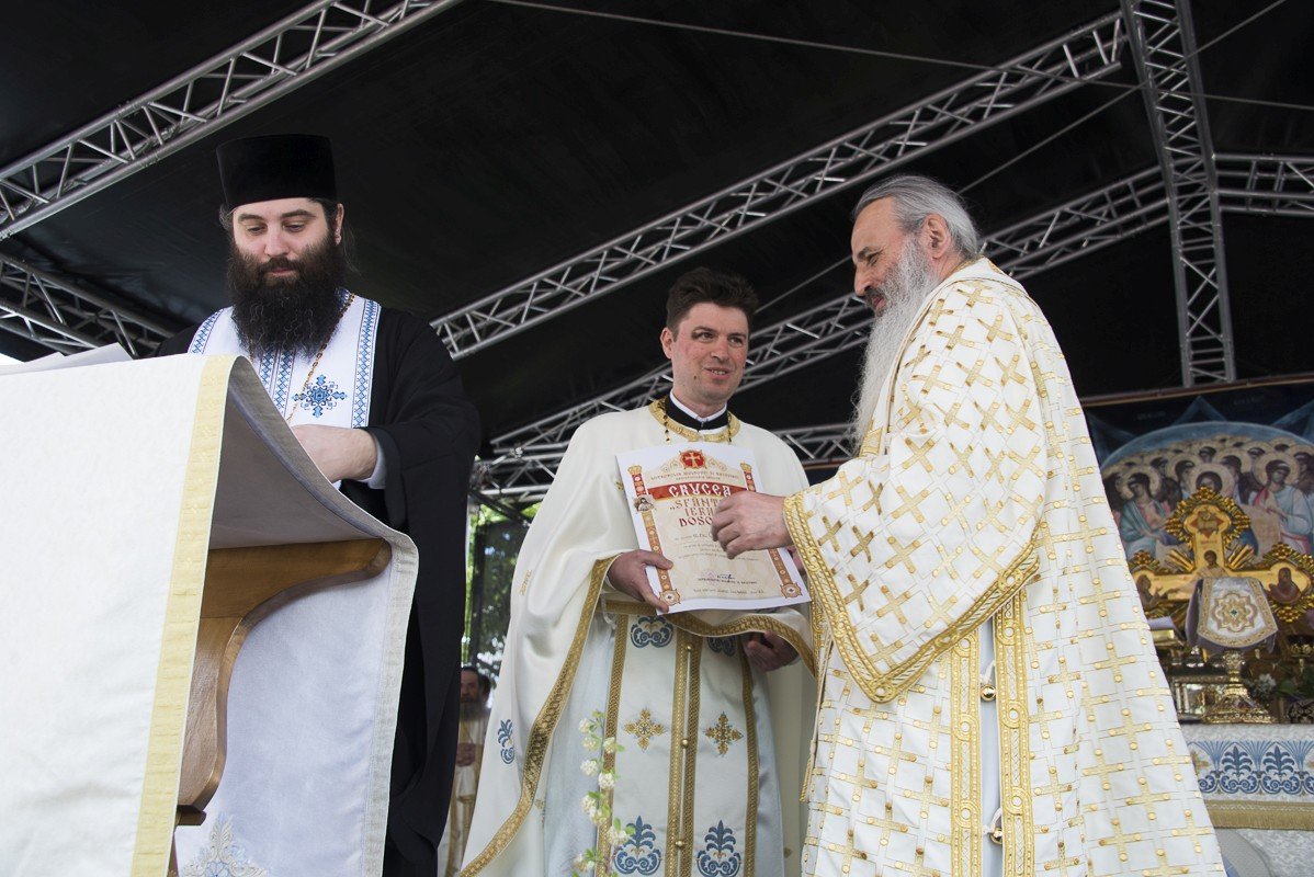 Șase ierarhi la sfințirea Mănăstirii Frumoasa 214015