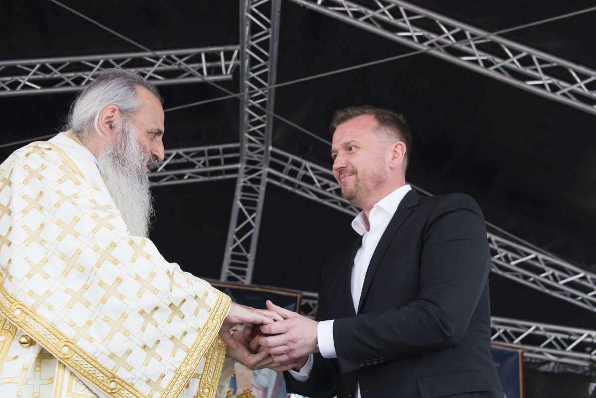 Șase ierarhi la sfințirea Mănăstirii Frumoasa 214016