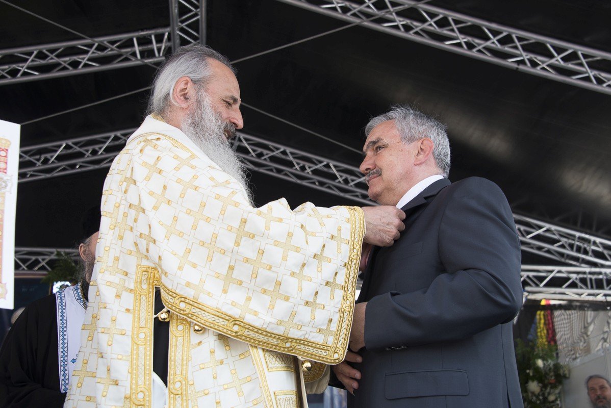 Șase ierarhi la sfințirea Mănăstirii Frumoasa 214017