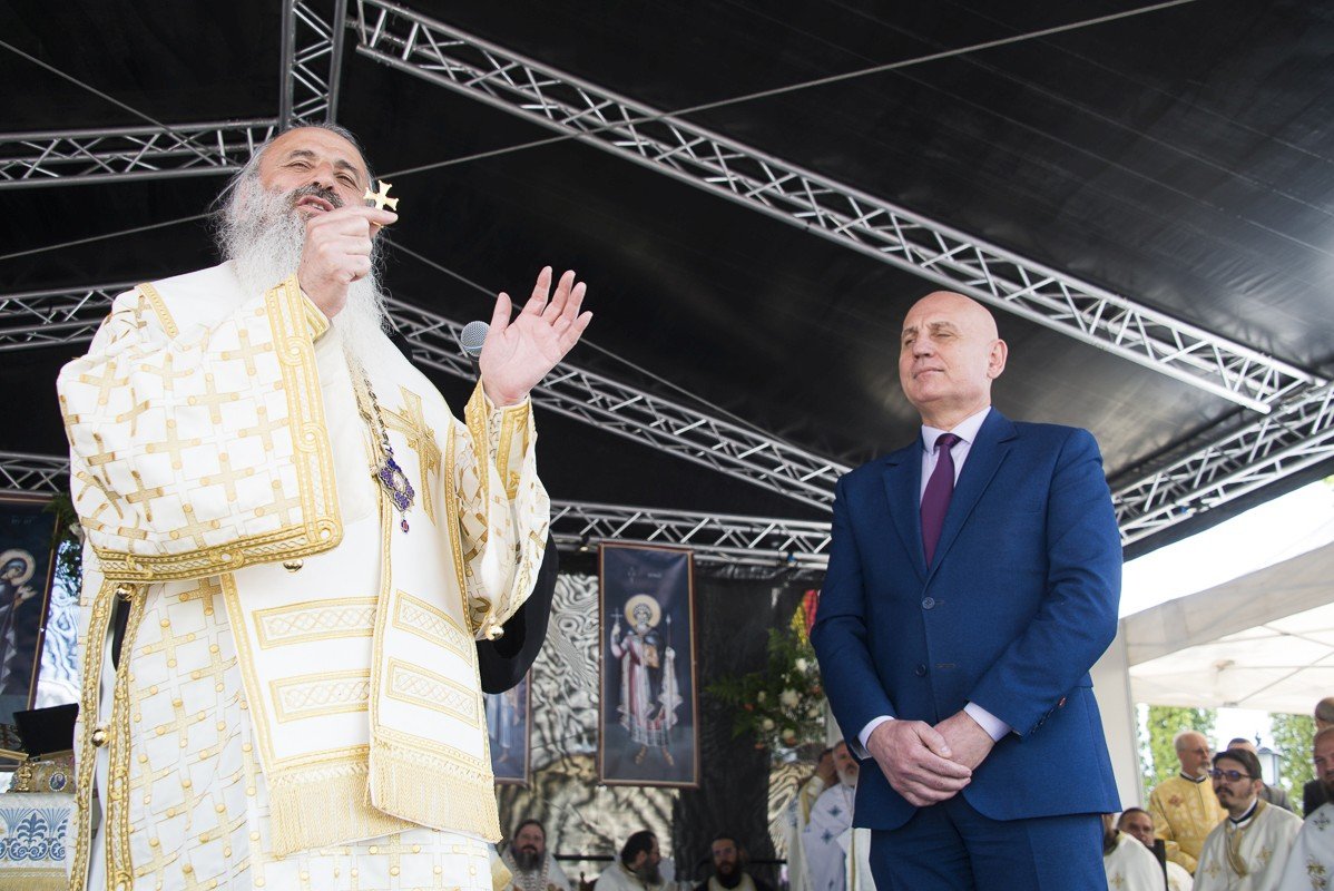 Șase ierarhi la sfințirea Mănăstirii Frumoasa 214019