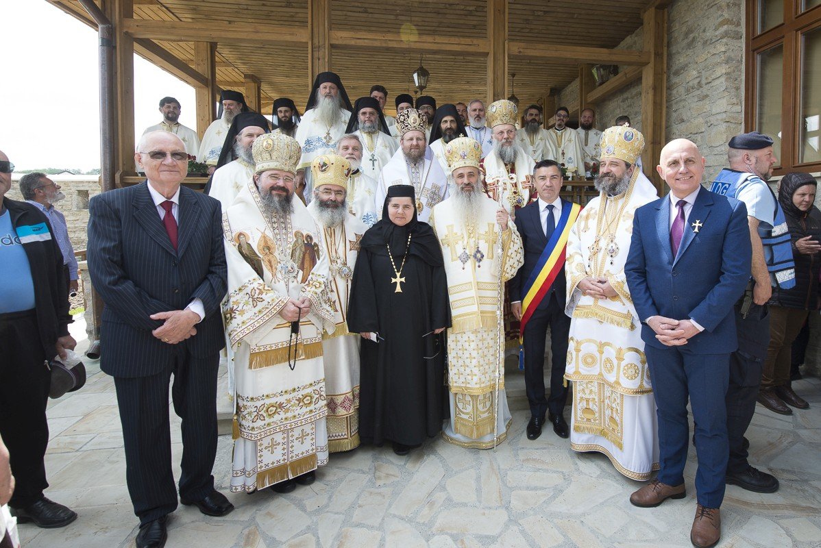 Șase ierarhi la sfințirea Mănăstirii Frumoasa 214053