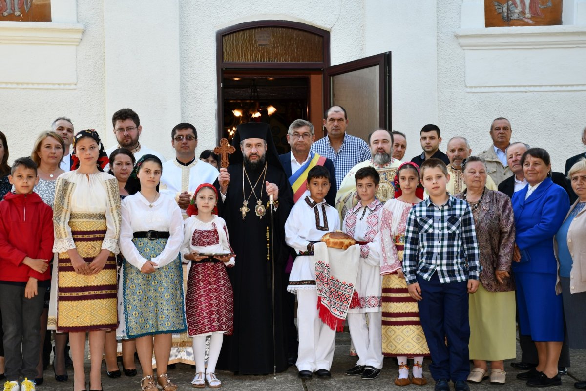 Vizită arhierească în Parohia Doclin din județul Caraș-Severin 214050