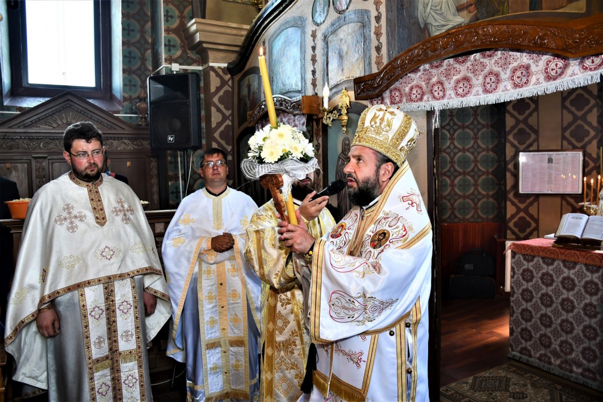 Vizită arhierească în Parohia Doclin din județul Caraș-Severin 214051