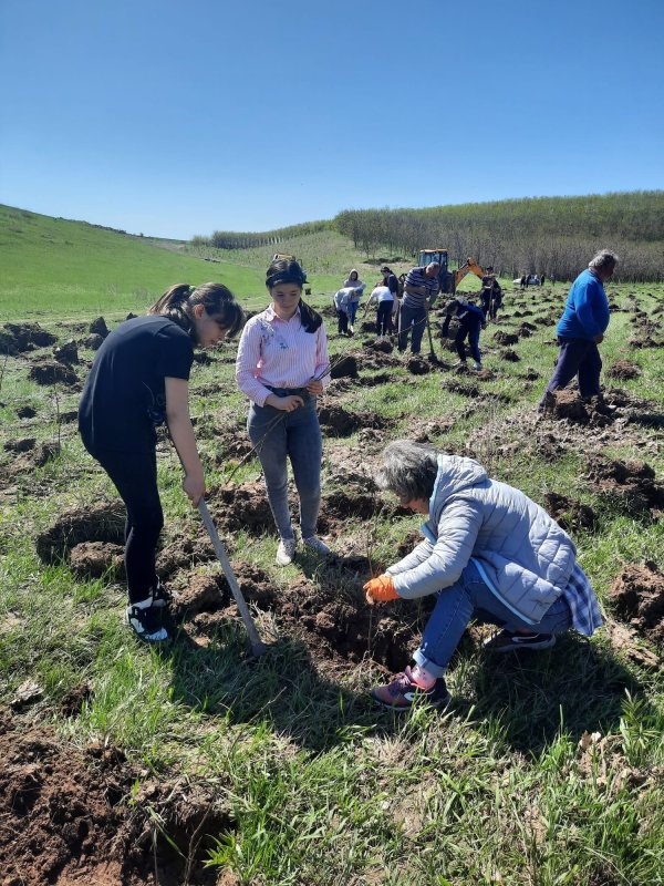 Acţiune ecologică la Mănăstirea Cârlomănești din judeţul Galaţi 214116