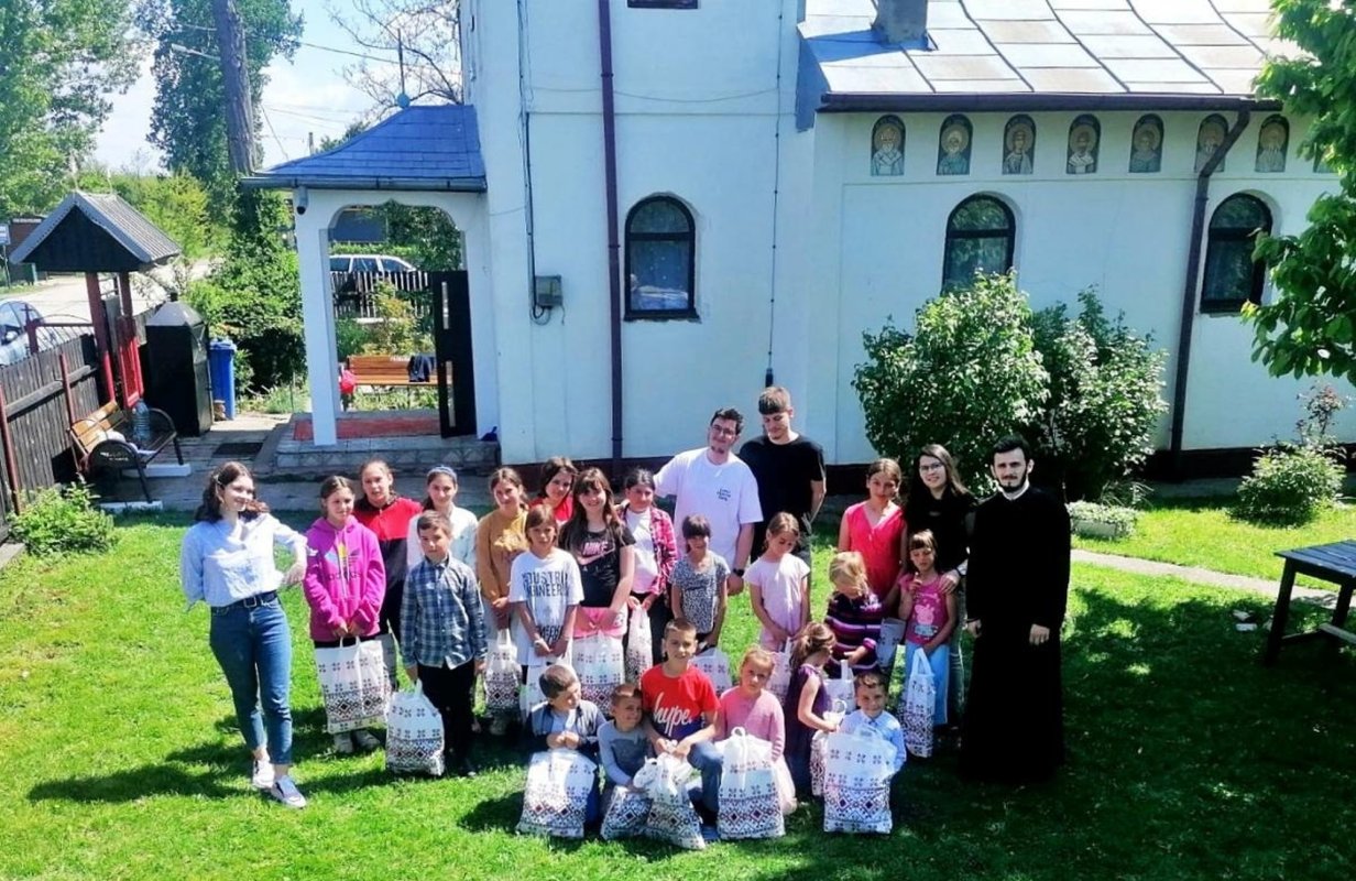 Daruri pentru copiii de la Parohia Șendreni 214229
