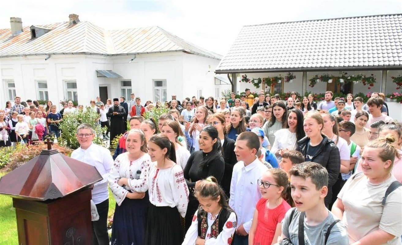  „Luna pastorației copiilor și tinerilor” în Episcopia Hușilor 214223