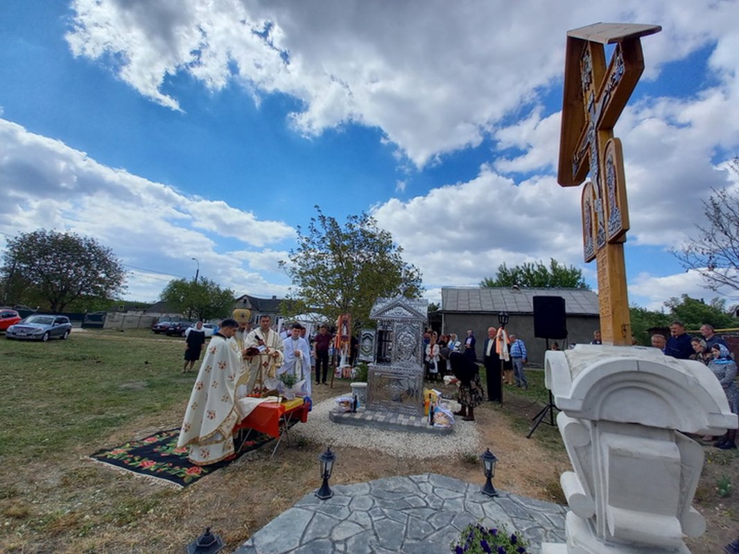 Slujbă arhierească la parohia românească din Briceni 214226