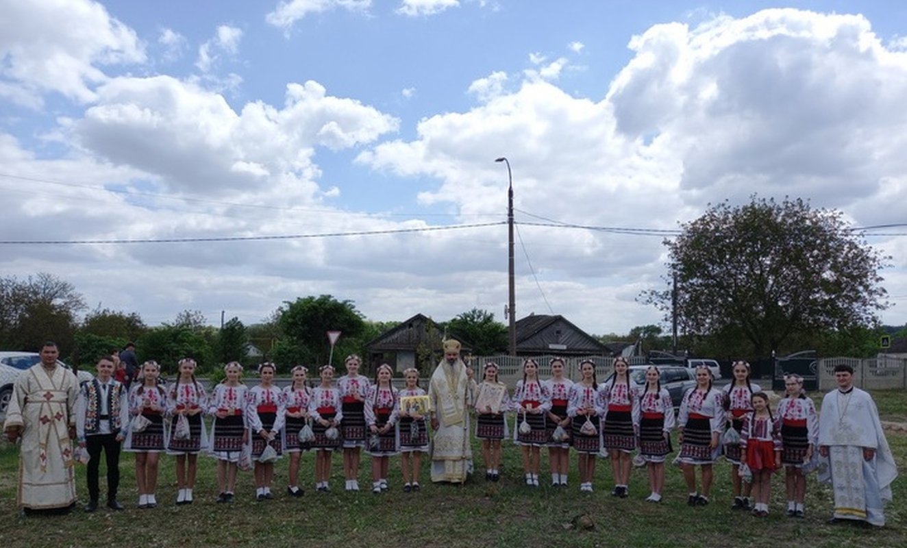 Slujbă arhierească la parohia românească din Briceni 214227