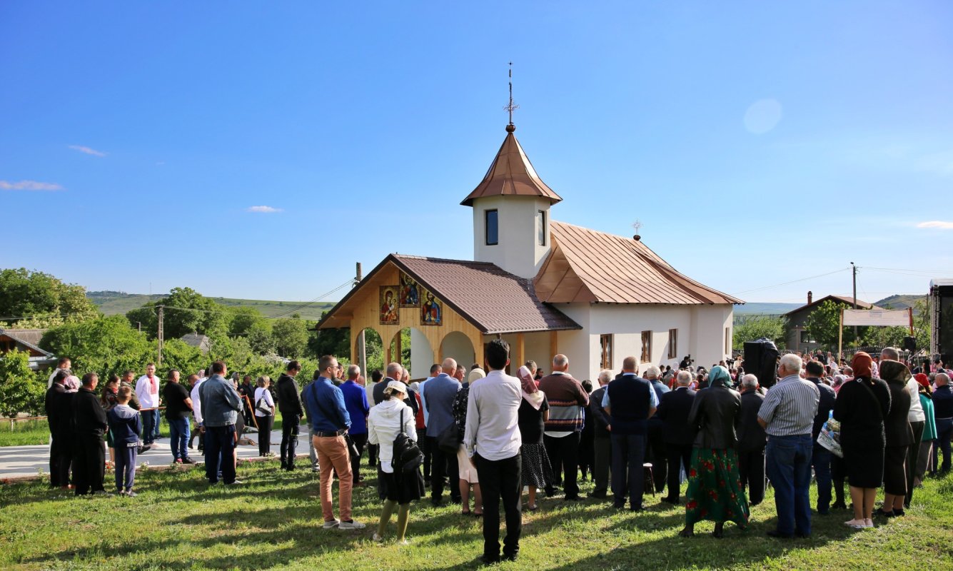 Biserica din localitatea Coasta Măgurii, târnosită de Mitropolitul Moldovei și Bucovinei 214887
