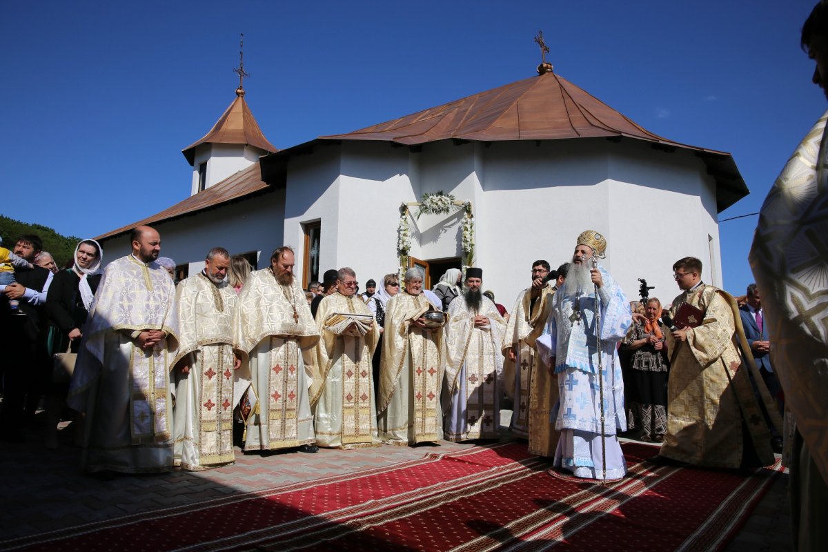 Biserica din localitatea Coasta Măgurii, târnosită de Mitropolitul Moldovei și Bucovinei 214888