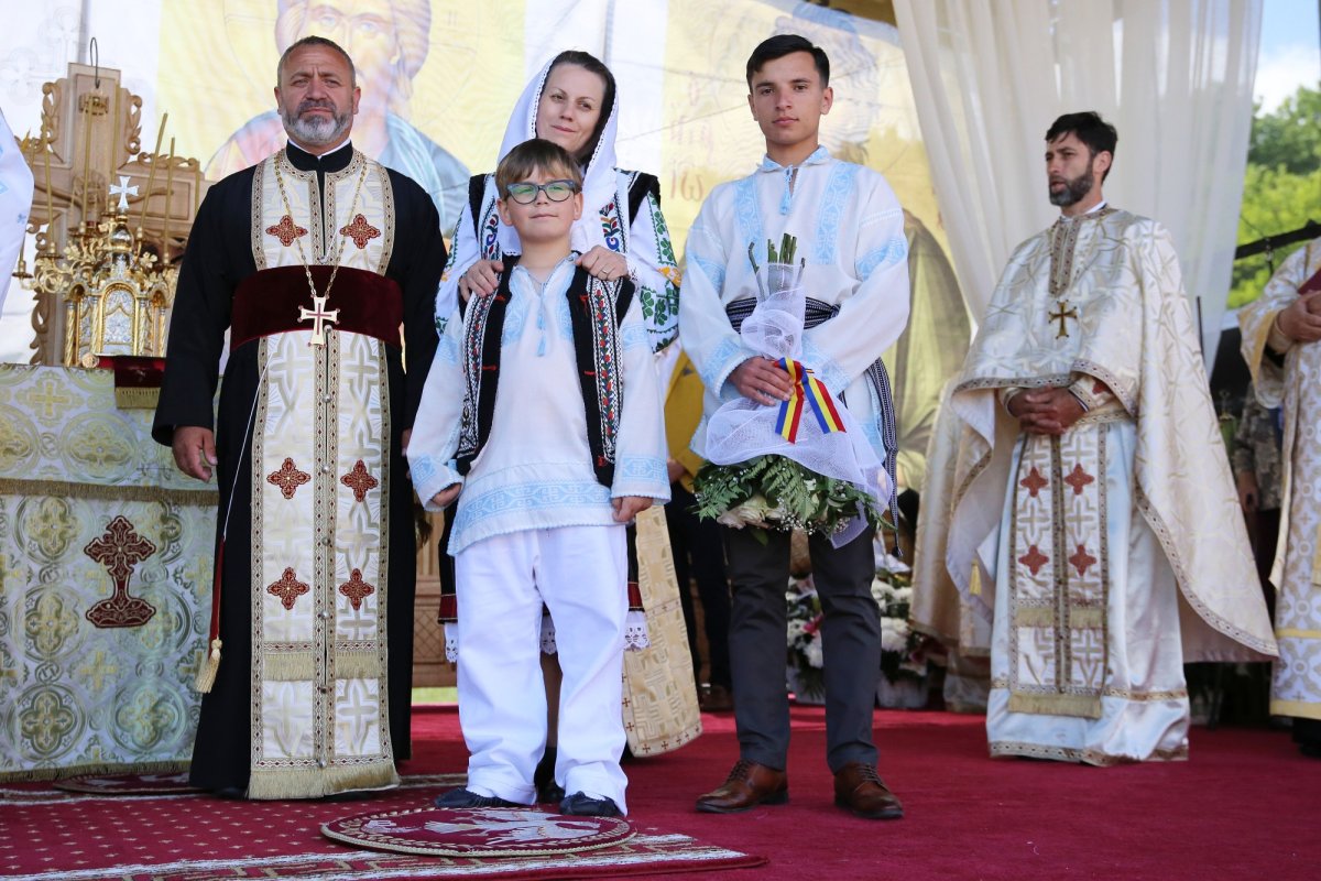 Biserica din localitatea Coasta Măgurii, târnosită de Mitropolitul Moldovei și Bucovinei 214889