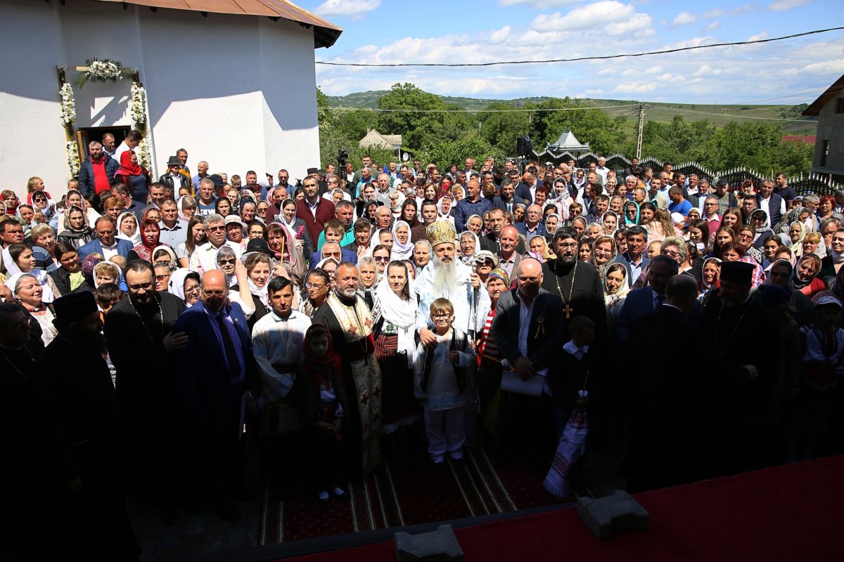 Biserica din localitatea Coasta Măgurii, târnosită de Mitropolitul Moldovei și Bucovinei 214890