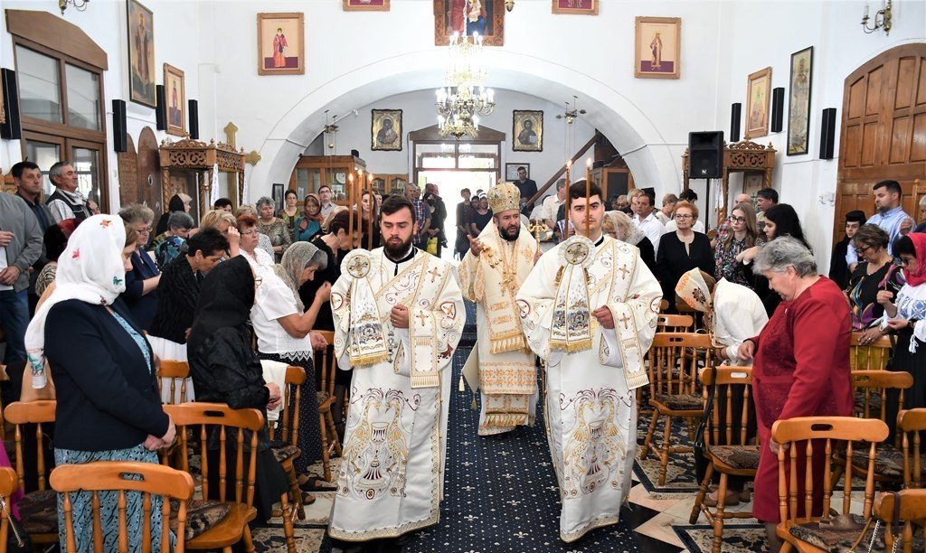 Înnoire și sfințire la biserica‑necropolă din Caransebeș 214893