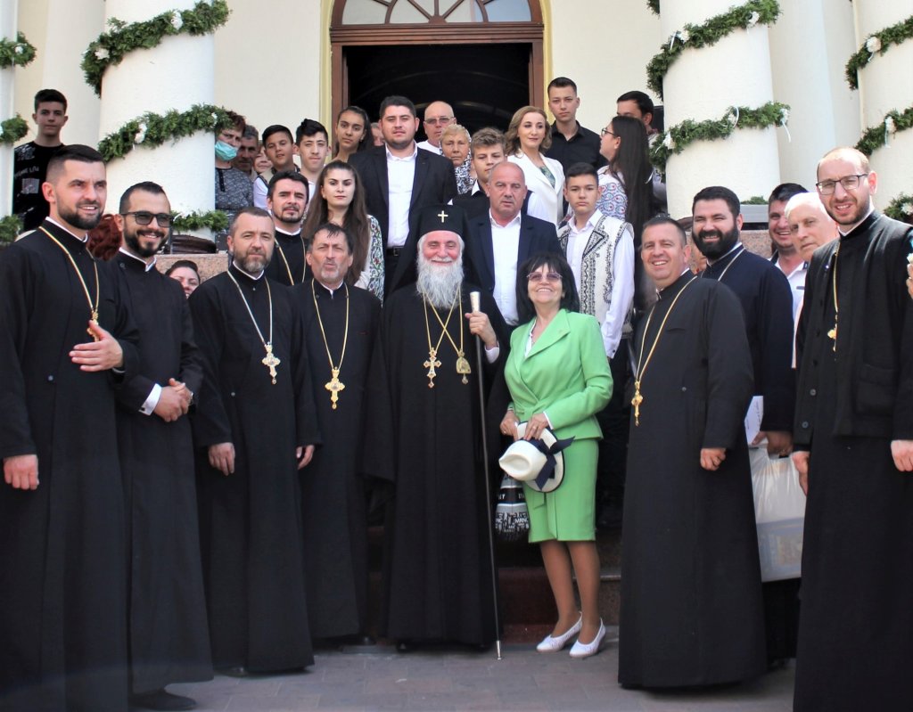 Binecuvântare arhierească la hramul unei biserici din Târgu Jiu 215060