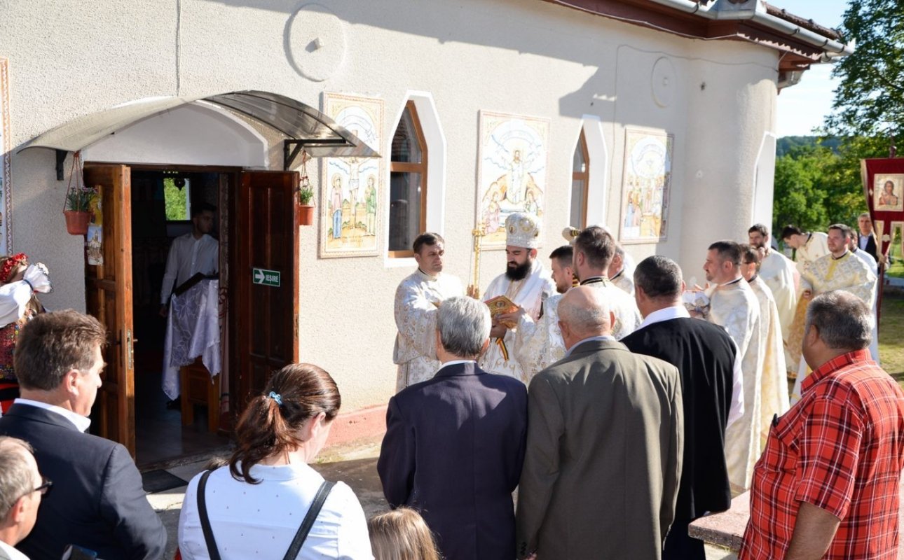Biserica din satul hunedorean Teiu a fost sfințită 215057