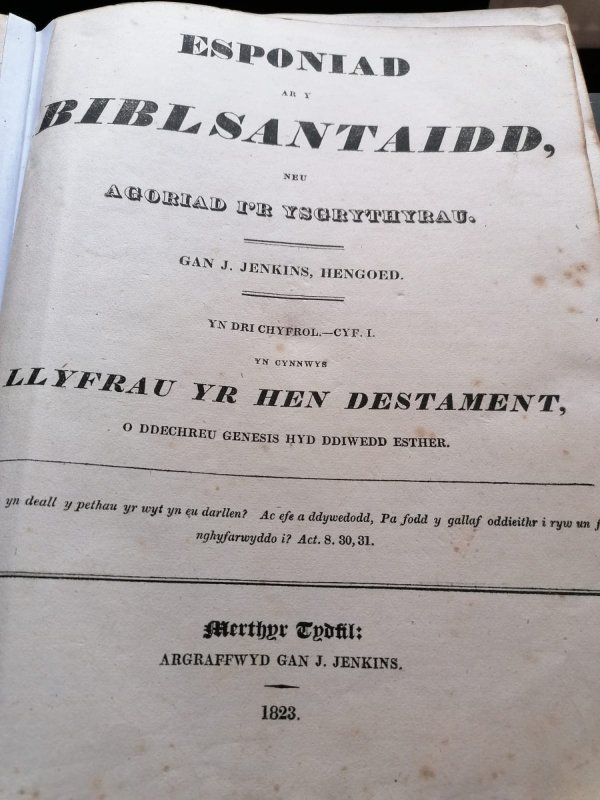 Expoziție de Biblii la Biserica Bărbătescu Nou 215077