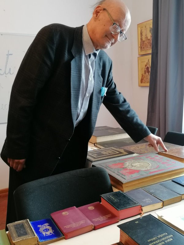 Expoziție de Biblii la Biserica Bărbătescu Nou 215078